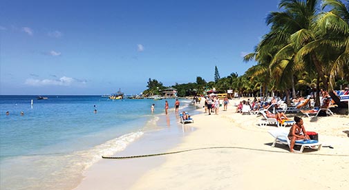 Canadians Trade the White North for Roatán’s Sun