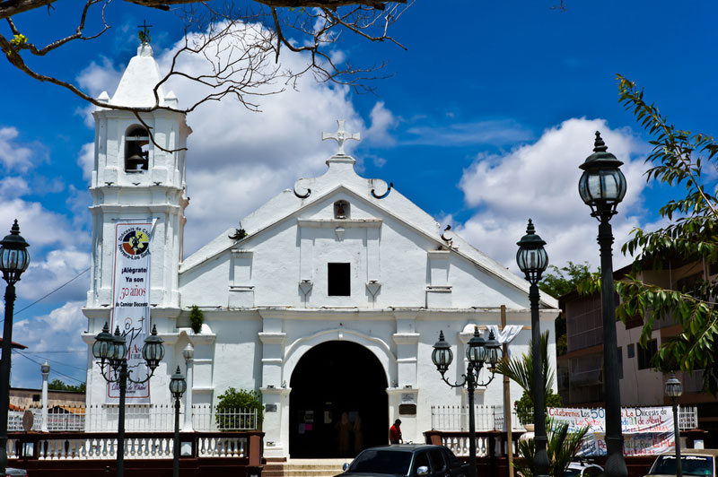 Las Tablas’ church in the middle of town