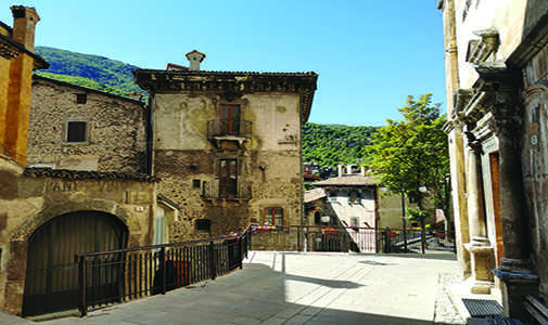 Your Townhouse in the Medieval <em>Borgos</em> of Italy